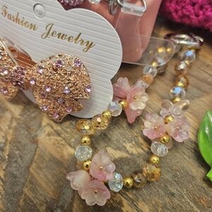 Grab Bag🩷 Phone Chains, Pop Socket, Key Ring, Zipper Bag And Barrette.